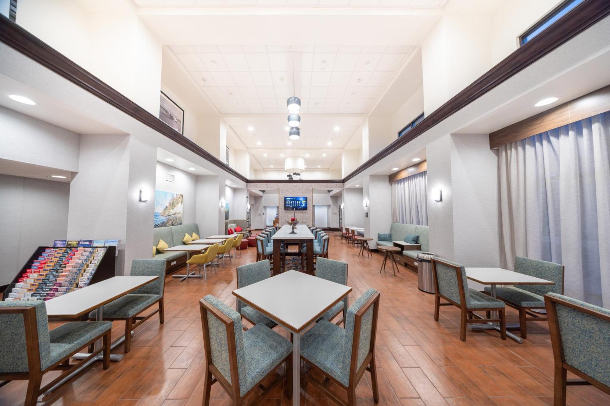 Hampton Inn & Suites By Hilton Seattle/Кент Екстериор снимка